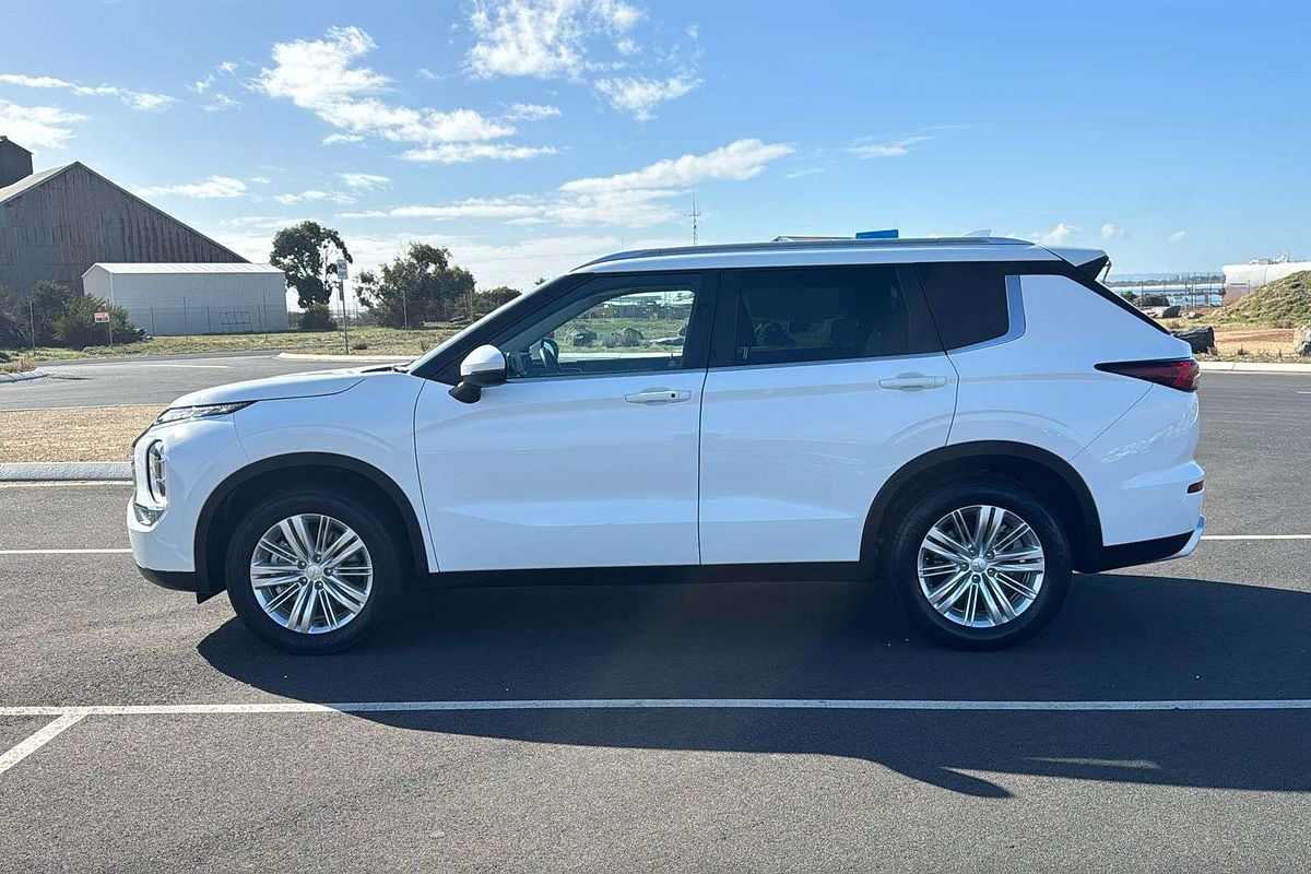 2023 Mitsubishi Outlander LS ZM
