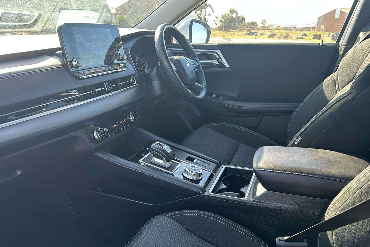 2023 Mitsubishi Outlander LS ZM
