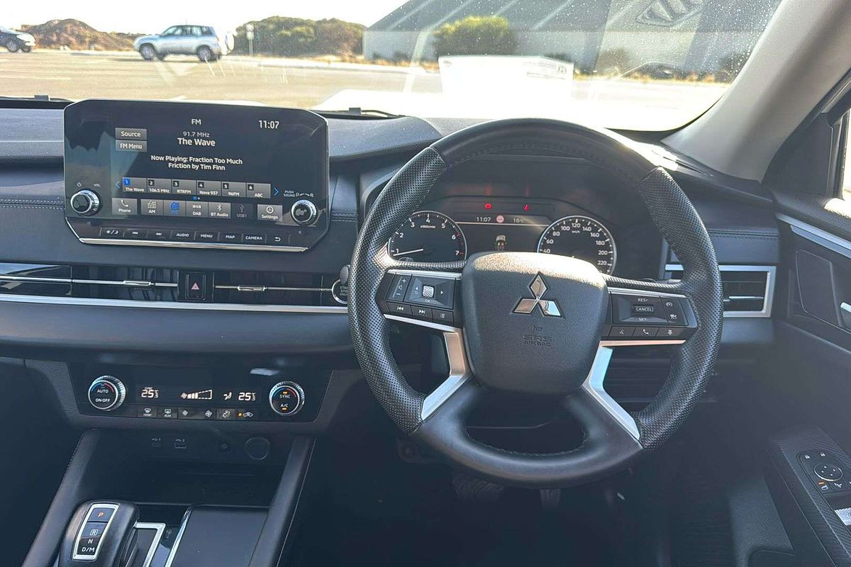 2023 Mitsubishi Outlander LS ZM
