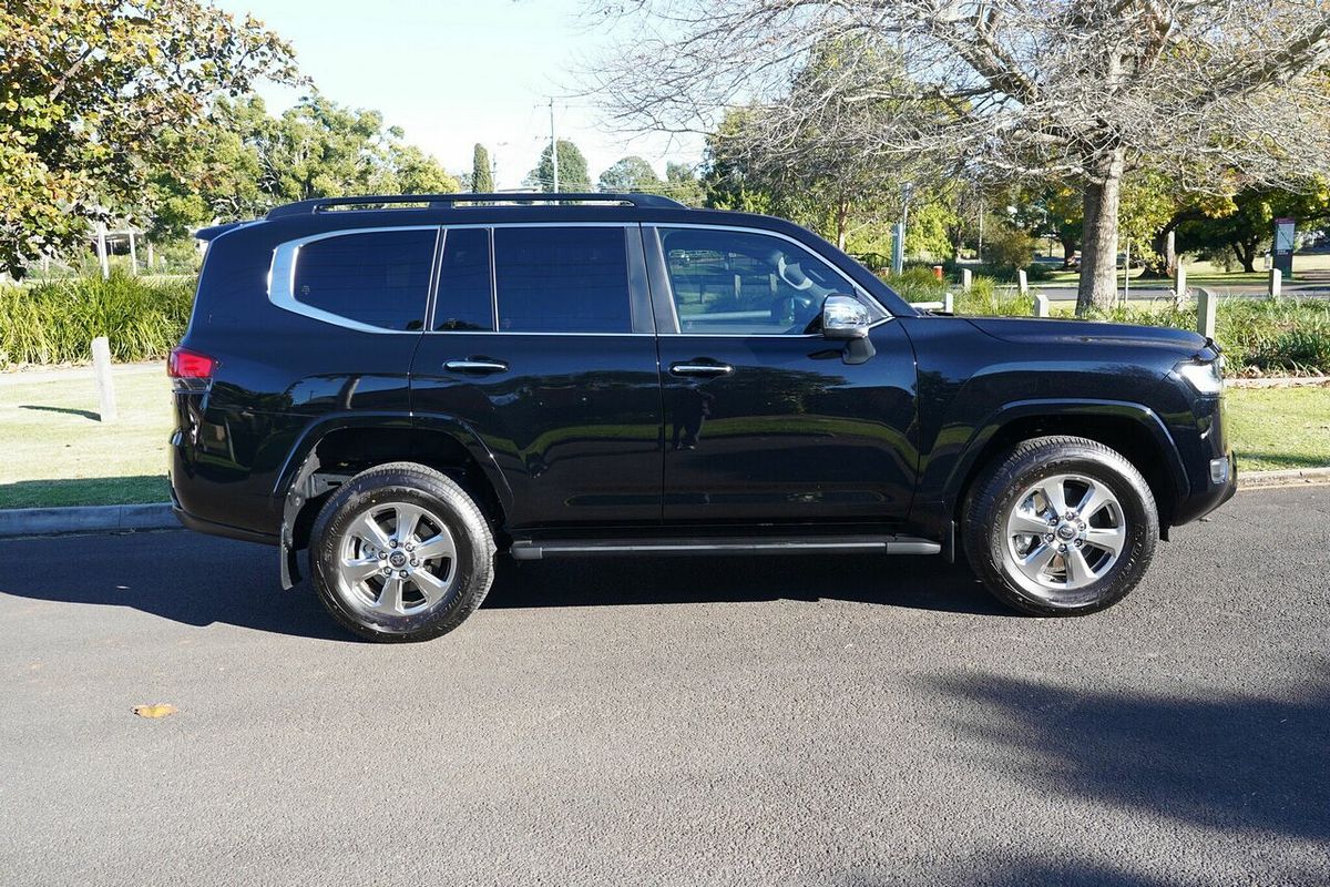 2023 Toyota Landcruiser Sahara FJA300R