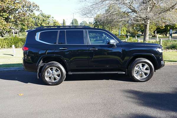 2023 Toyota Landcruiser Sahara FJA300R