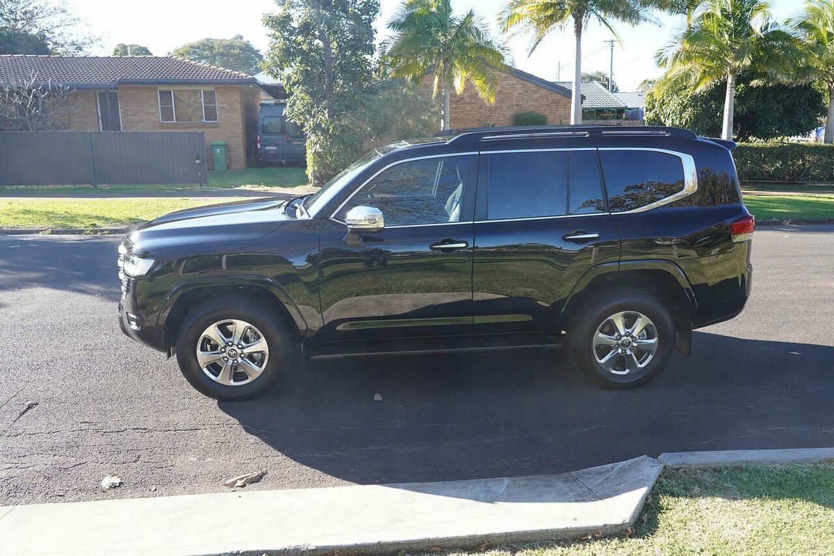 2023 Toyota Landcruiser Sahara FJA300R