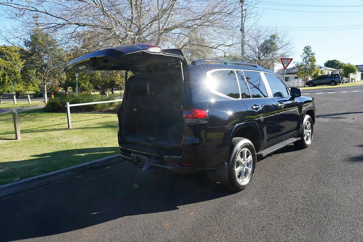 2023 Toyota Landcruiser Sahara FJA300R