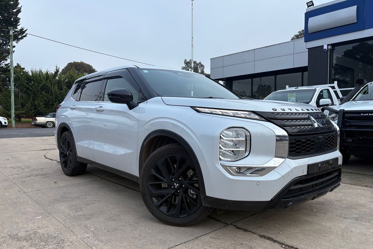 2023 Mitsubishi Outlander LS Black Edition ZM