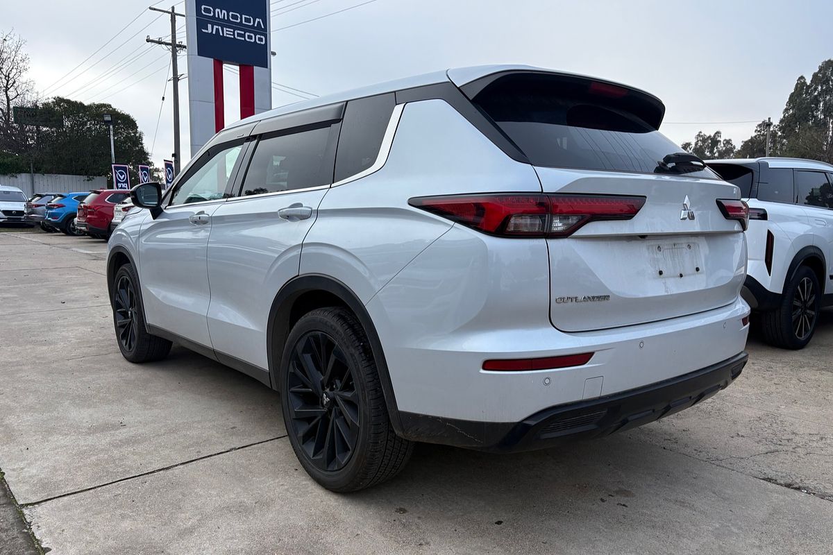 2023 Mitsubishi Outlander LS Black Edition ZM