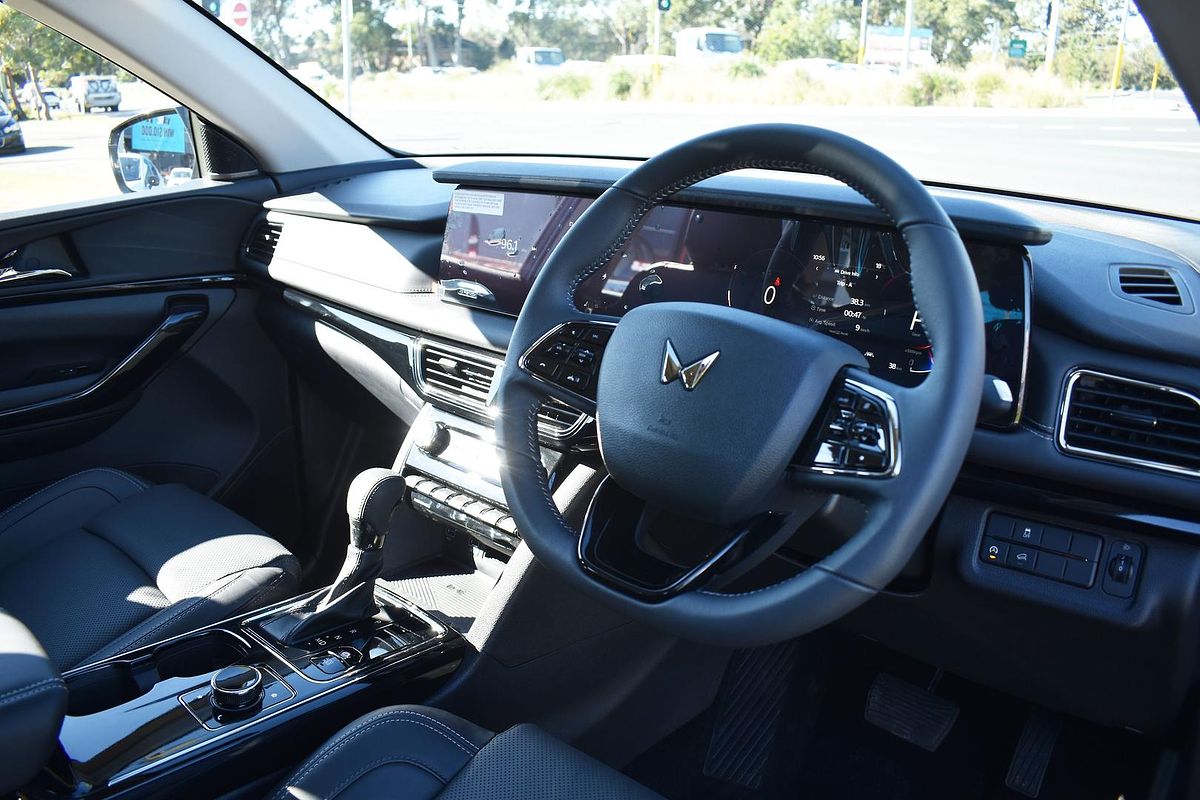 2025 Mahindra XUV700 AX7L