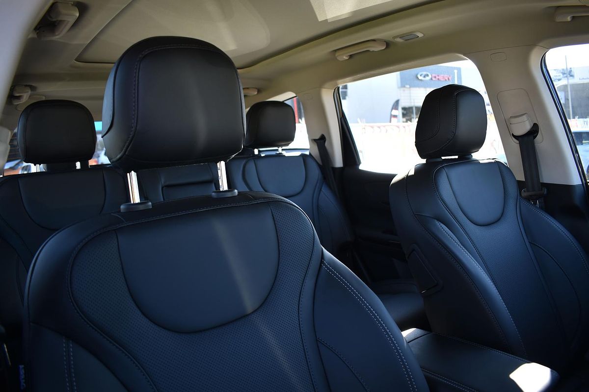 2025 Mahindra XUV700 AX7L