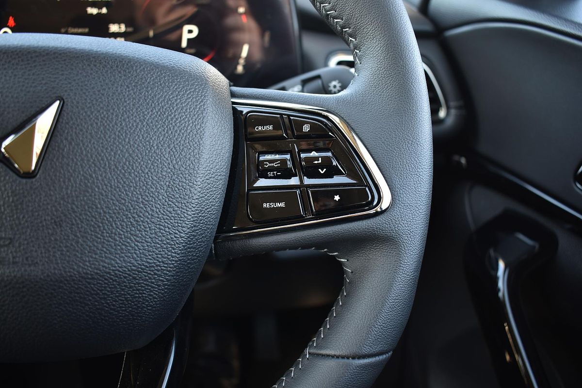 2025 Mahindra XUV700 AX7L