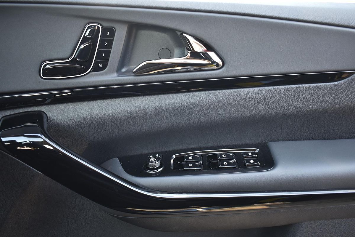 2025 Mahindra XUV700 AX7L