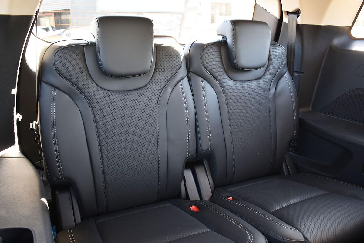 2025 Mahindra XUV700 AX7L