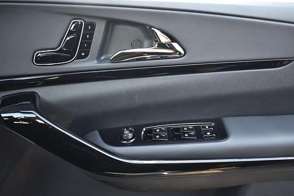 2025 Mahindra XUV700 AX7L