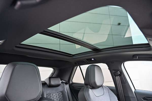 2025 Volkswagen T-Roc 140TSI R-Line D11
