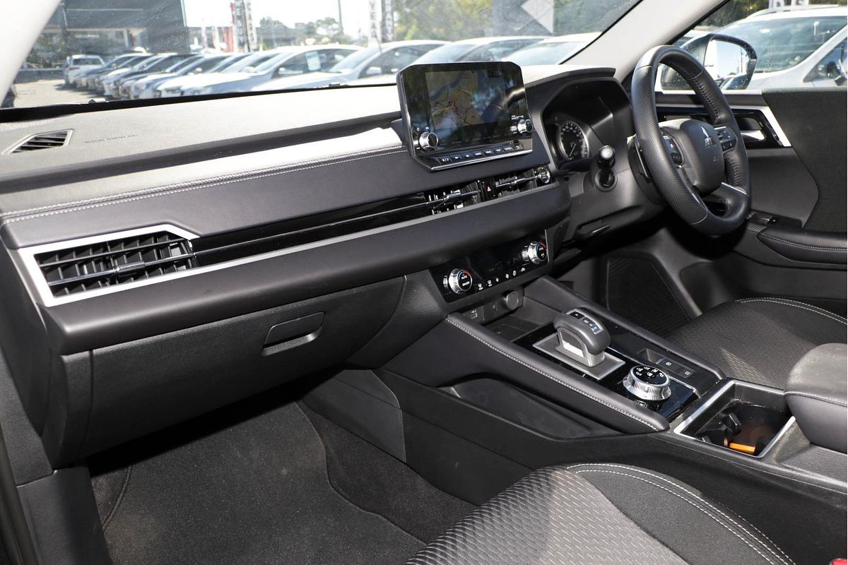 2024 Mitsubishi Outlander LS ZM