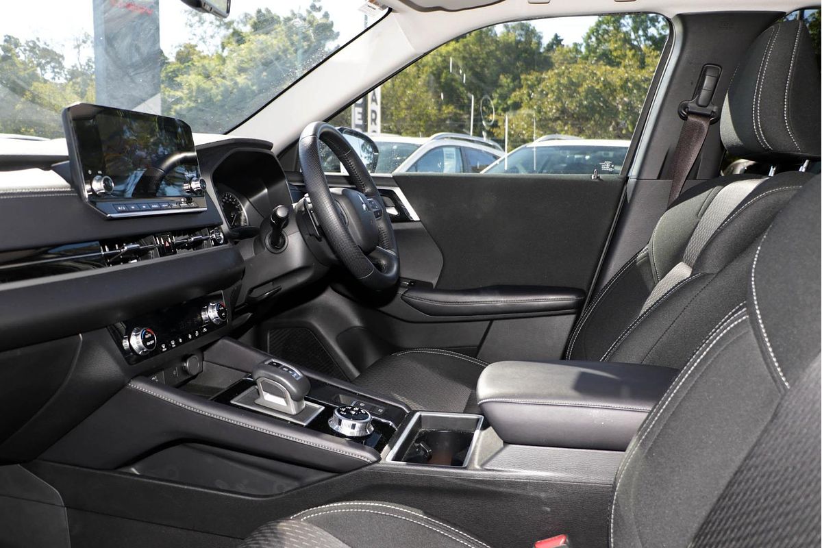 2024 Mitsubishi Outlander LS ZM