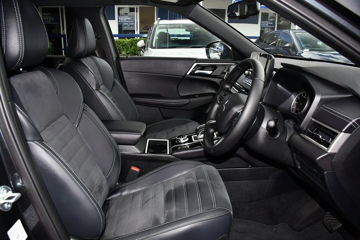 2024 Mitsubishi Outlander Black Edition ZM