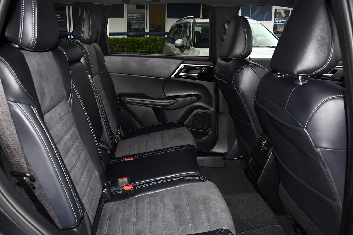 2024 Mitsubishi Outlander Black Edition ZM