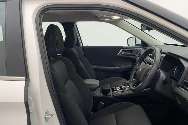 2023 Mitsubishi Outlander ES ZM