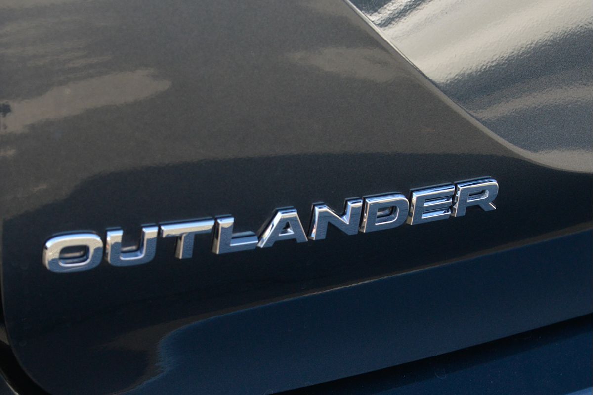 2024 Mitsubishi Outlander ES ZM