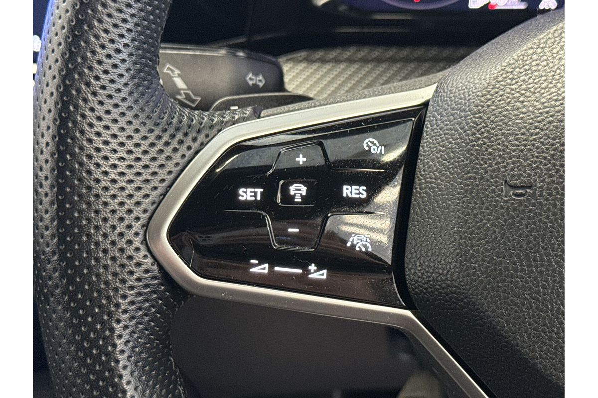 2022 Volkswagen Golf 110TSI R-Line 8