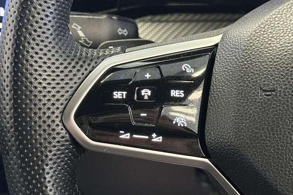 2022 Volkswagen Golf 110TSI R-Line 8