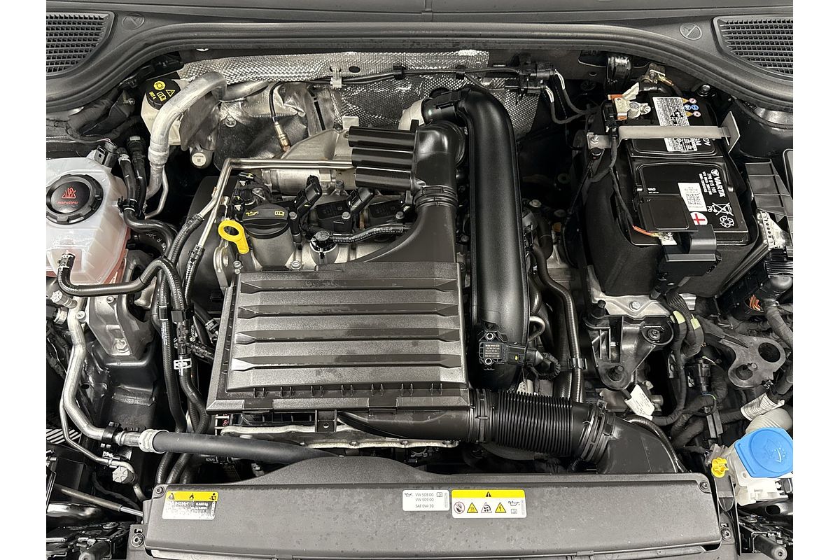 2022 Volkswagen Golf 110TSI R-Line 8