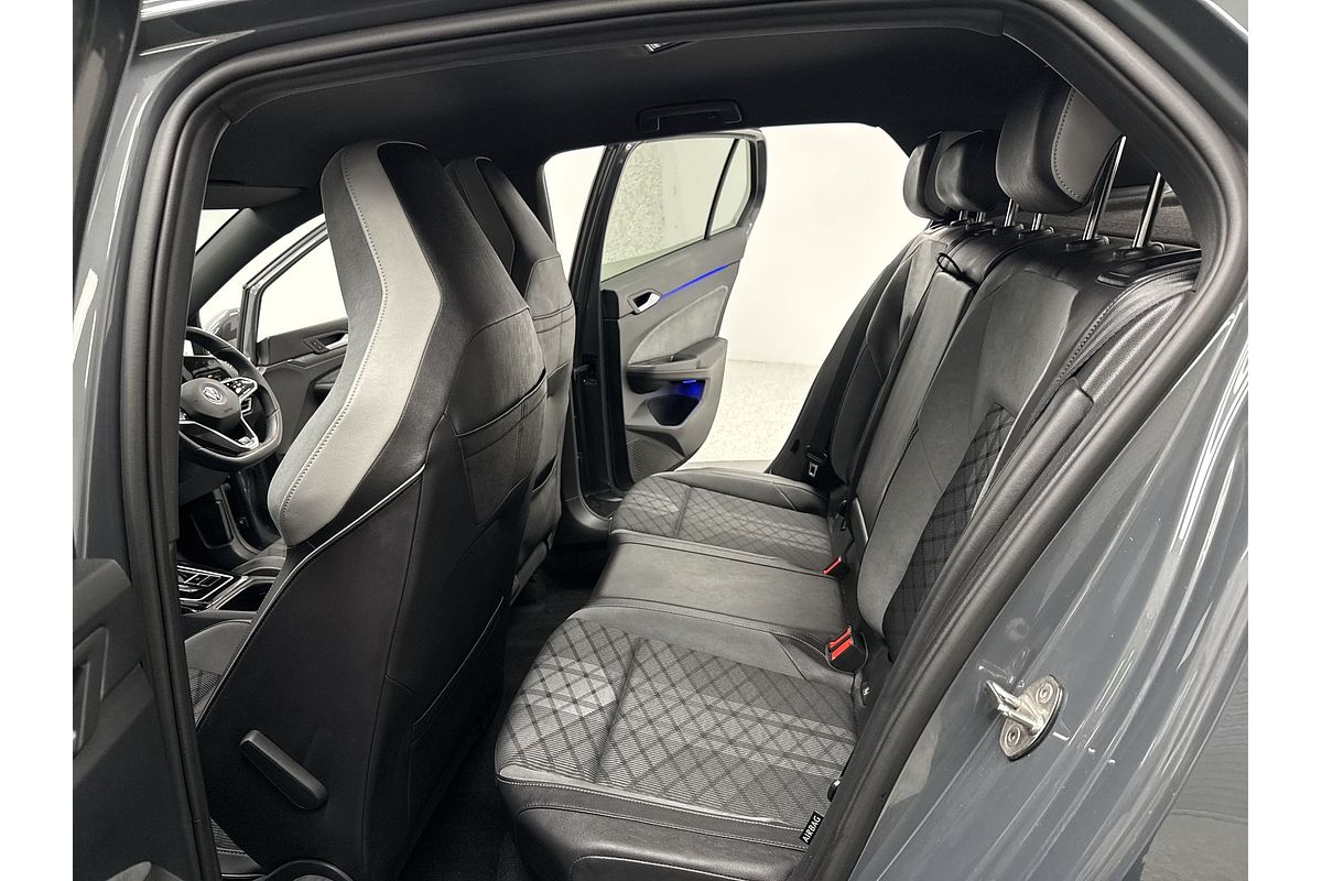 2022 Volkswagen Golf 110TSI R-Line 8