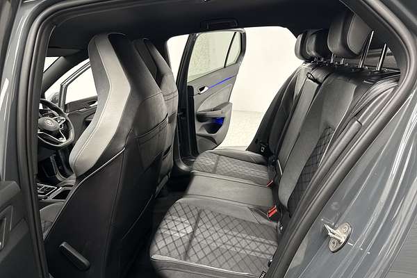 2022 Volkswagen Golf 110TSI R-Line 8