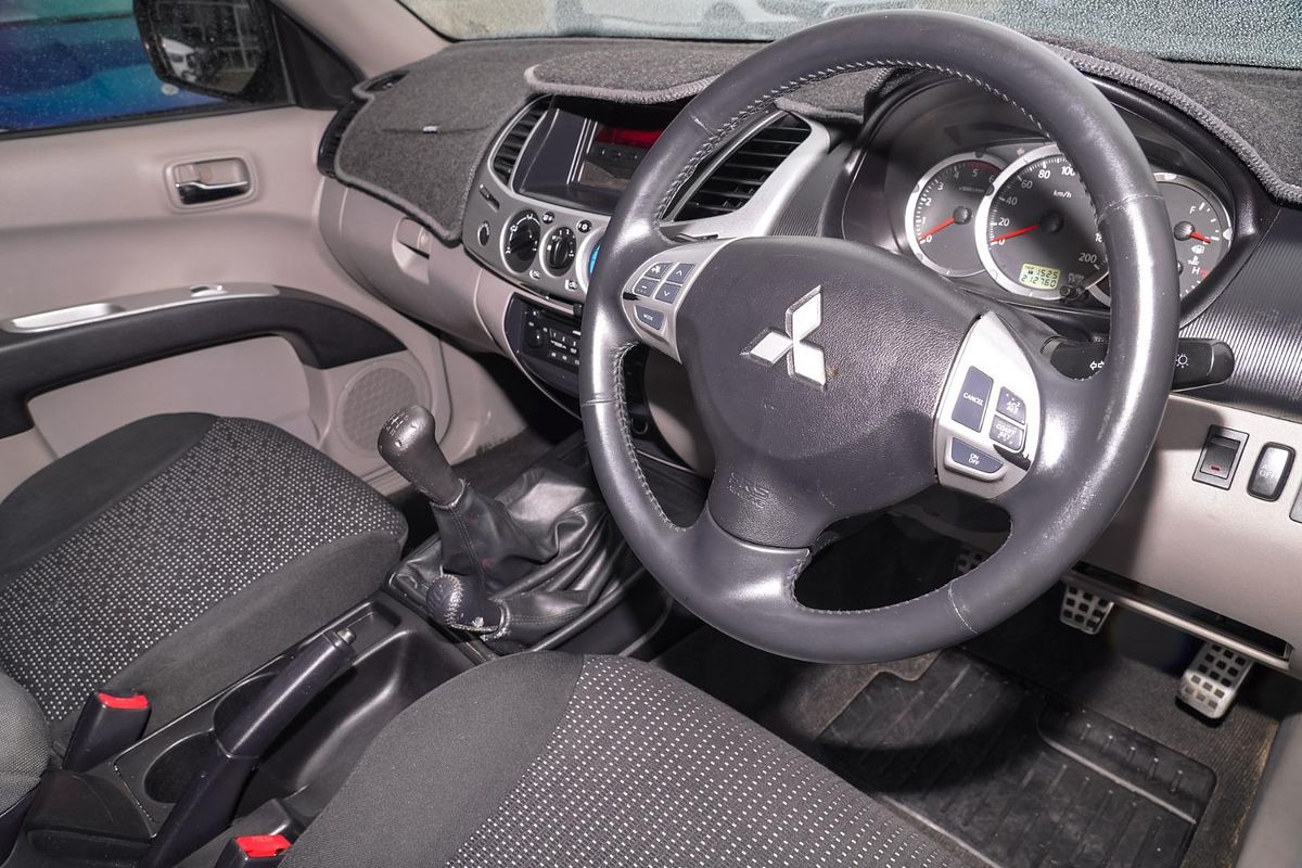 2010 Mitsubishi Triton GLX-R MN 4X4