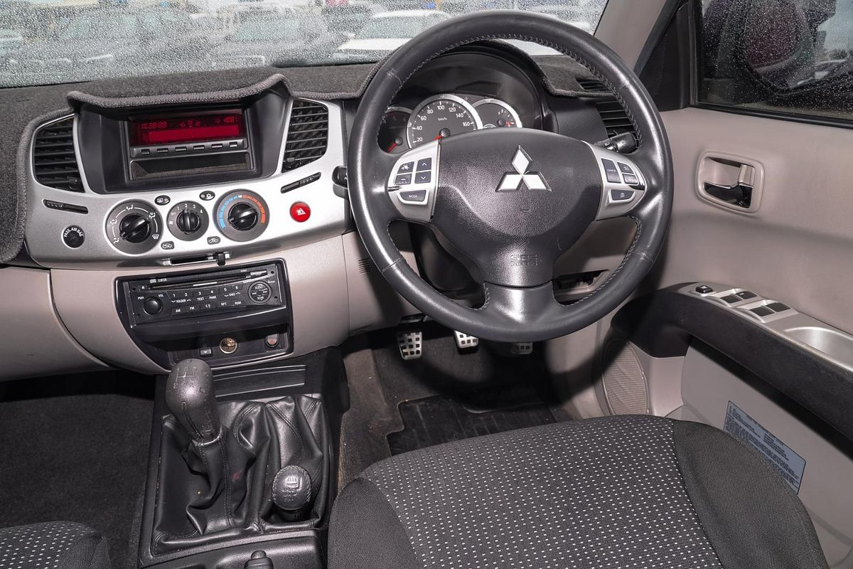 2010 Mitsubishi Triton GLX-R MN 4X4