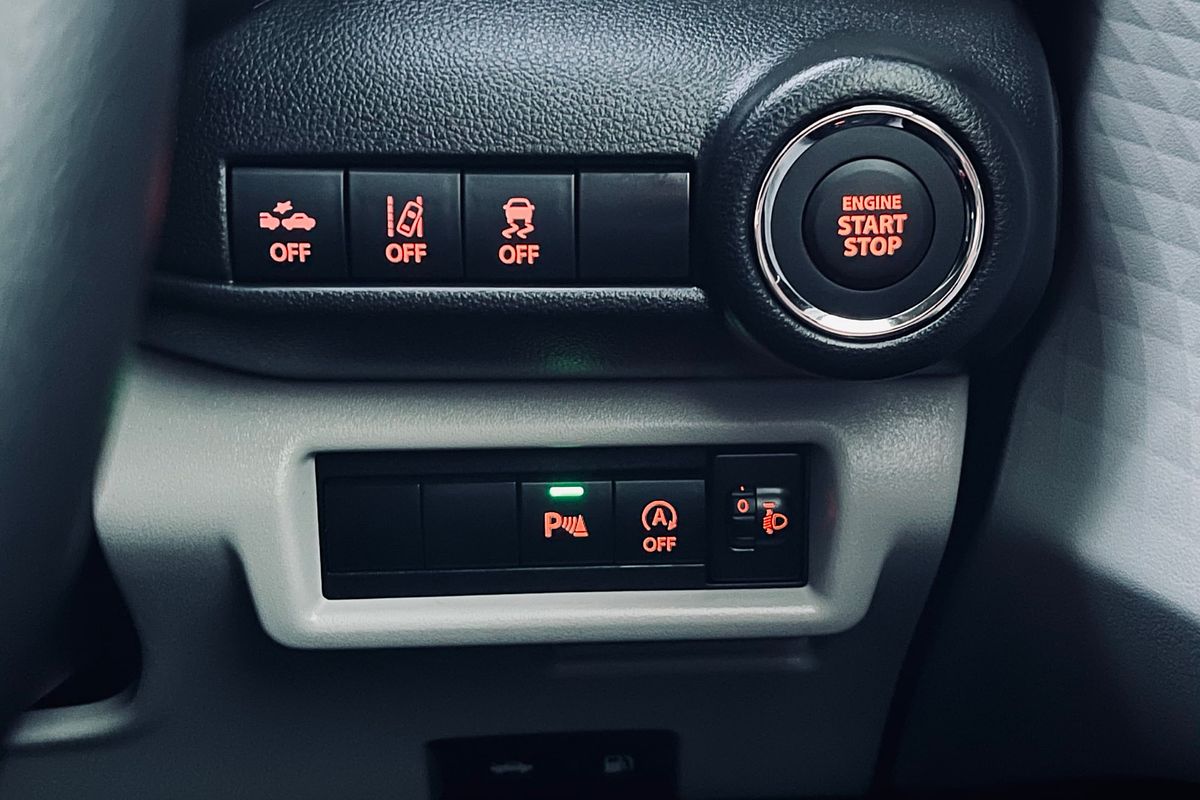 2025 Suzuki Swift Hybrid UZ