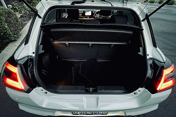 2025 Suzuki Swift Hybrid UZ