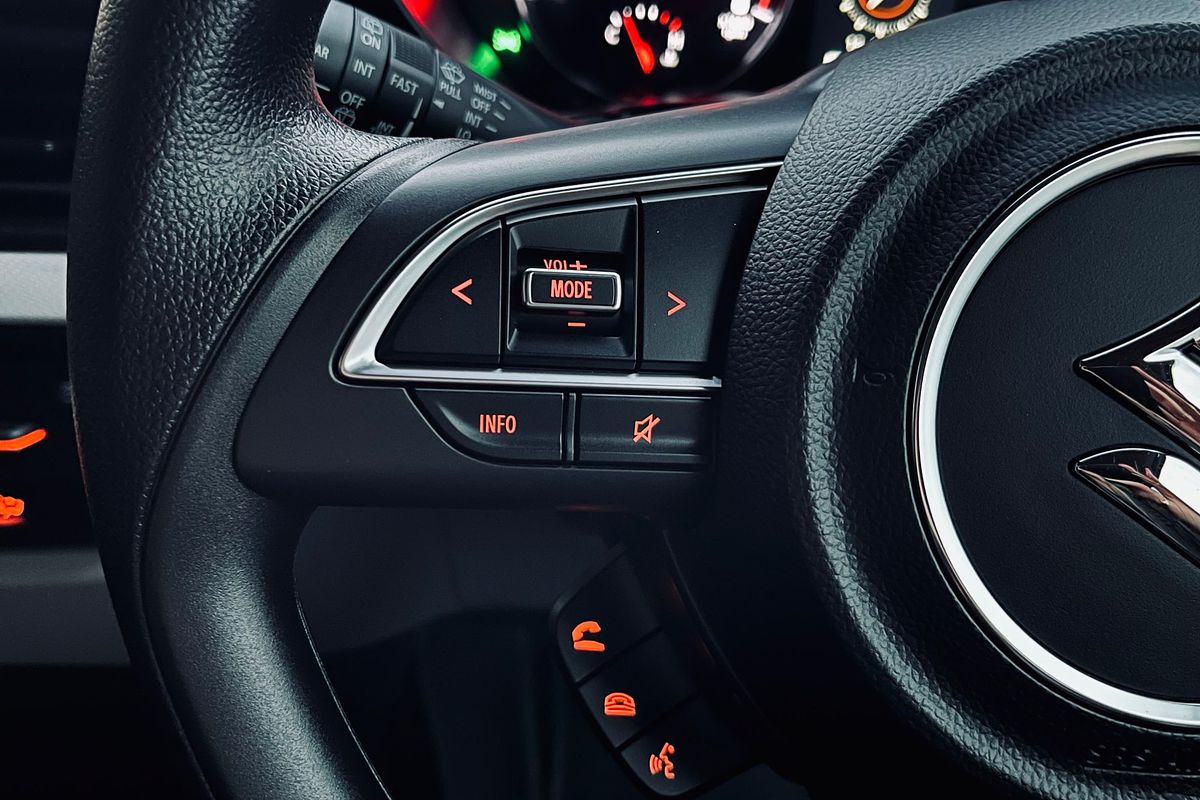 2025 Suzuki Swift Hybrid UZ