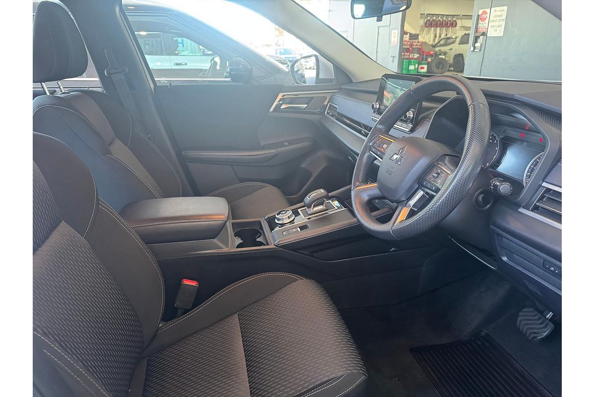 2023 Mitsubishi Outlander ES ZM