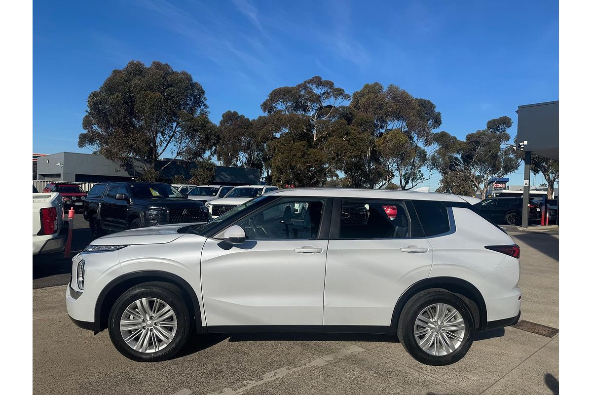 2023 Mitsubishi Outlander ES ZM