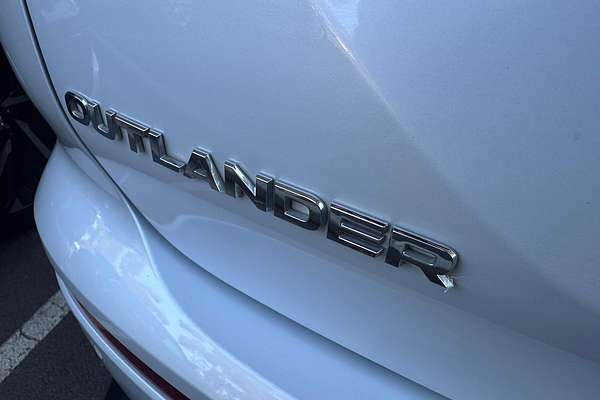 2023 Mitsubishi Outlander ES ZM