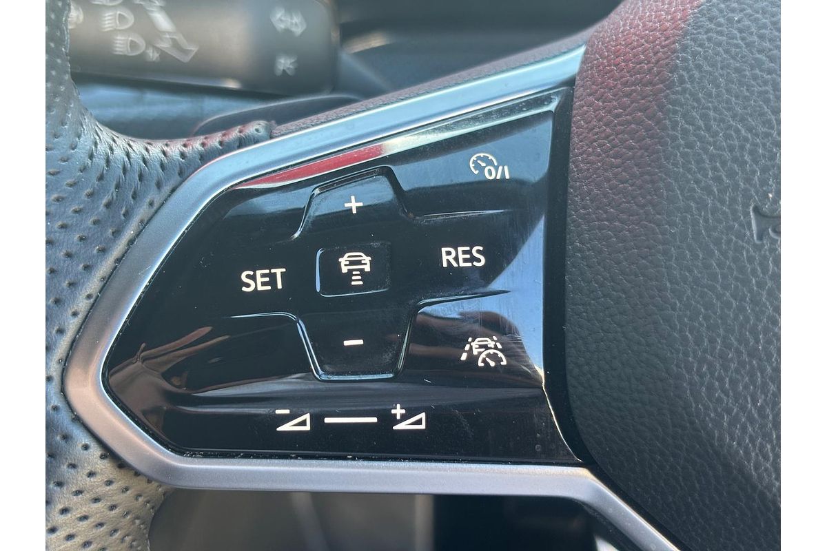 2021 Volkswagen Golf 110TSI R-Line 8