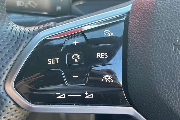 2021 Volkswagen Golf 110TSI R-Line 8