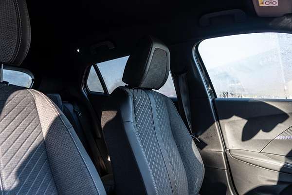 2025 Peugeot 2008 Allure Hybrid P24