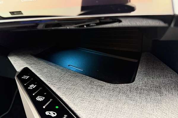 2025 Peugeot 5008 GT Premium Hybrid P74