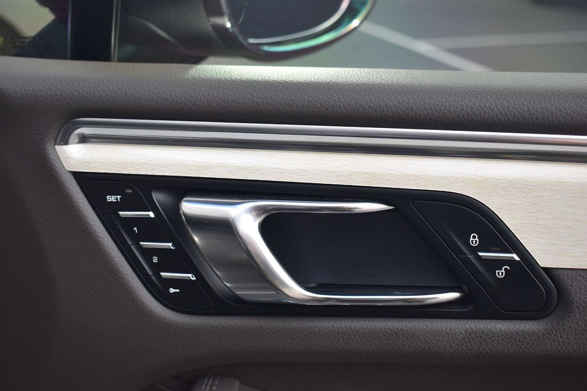 2015 Porsche Macan Turbo 95B