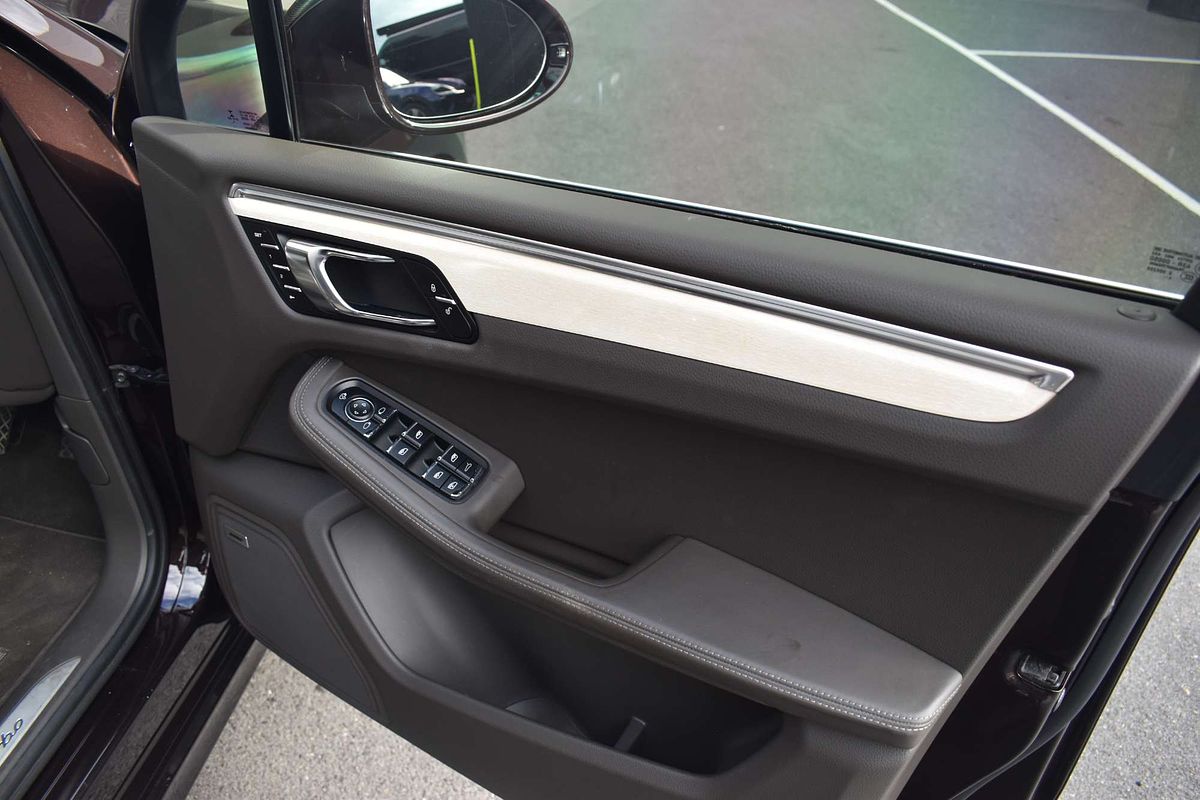 2015 Porsche Macan Turbo 95B