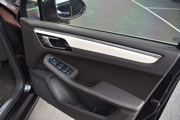 2015 Porsche Macan Turbo 95B