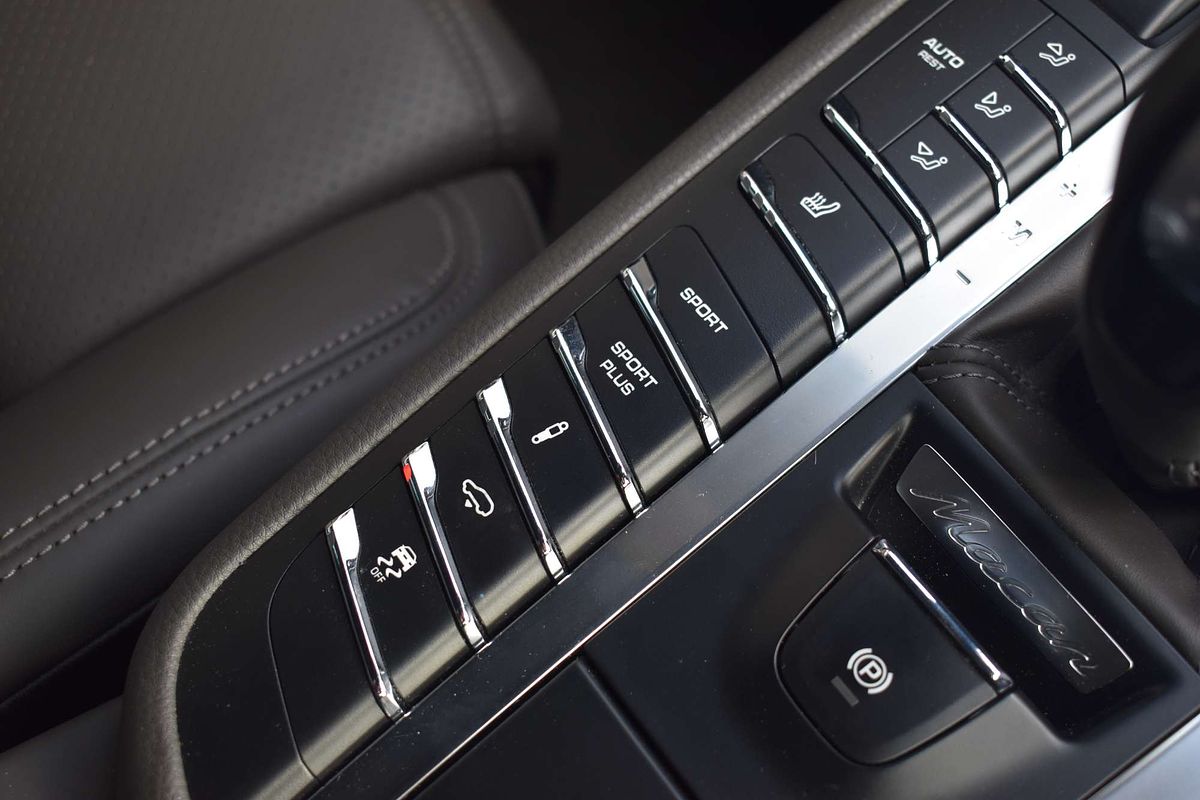 2015 Porsche Macan Turbo 95B