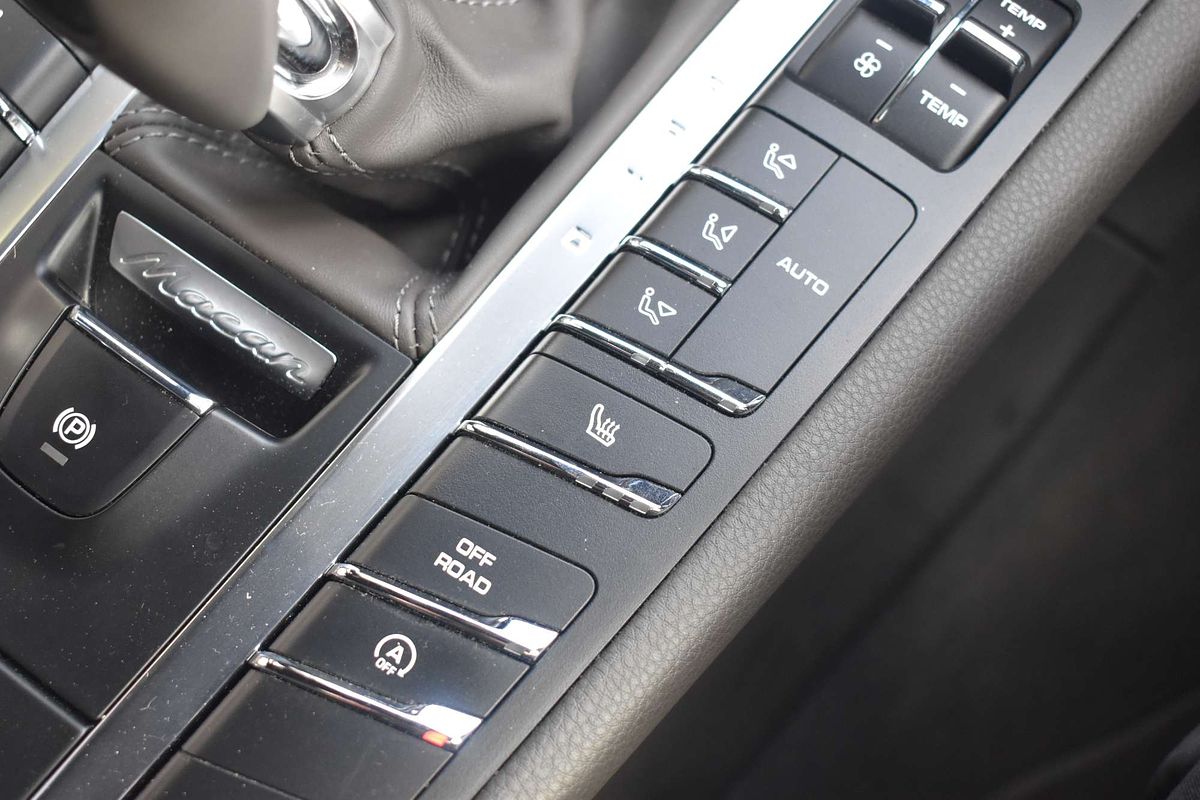 2015 Porsche Macan Turbo 95B