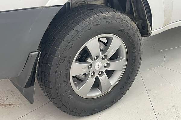2000 Mitsubishi Pajero Exceed NM