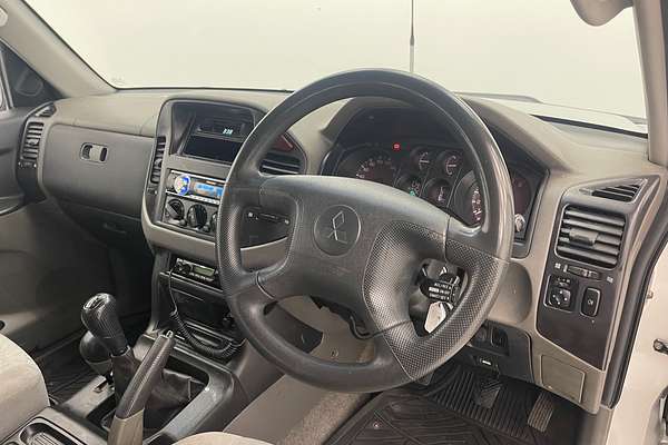 2000 Mitsubishi Pajero Exceed NM