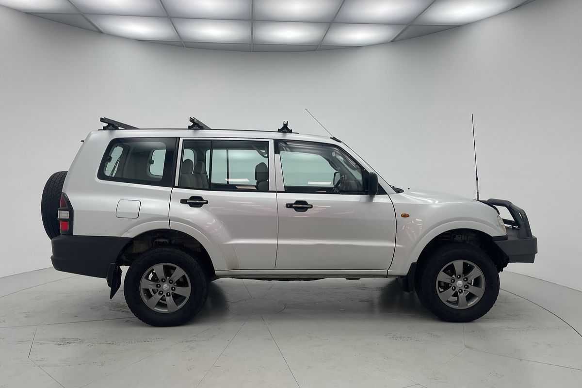2000 Mitsubishi Pajero Exceed NM