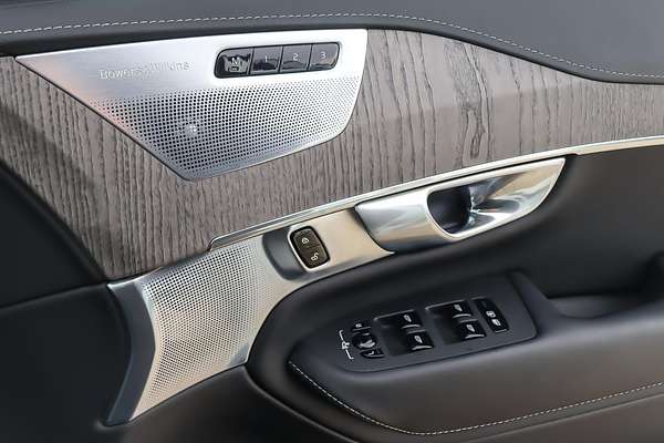 2023 Volvo XC90 Recharge Ultimate T8 Plug-In Hybrid