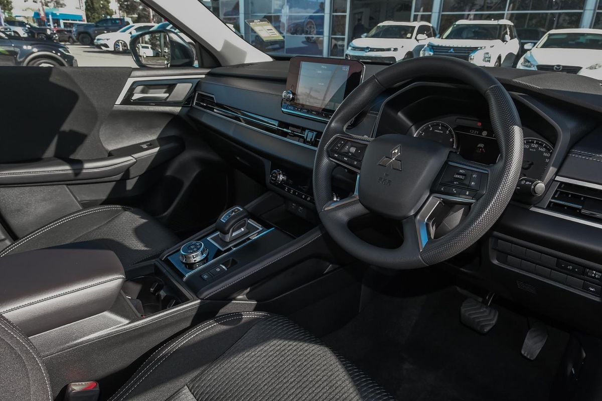 2024 Mitsubishi Outlander ES ZM