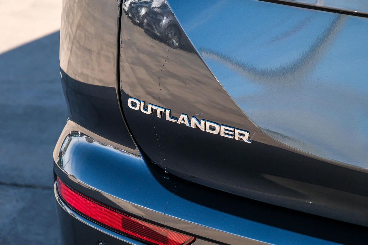 2024 Mitsubishi Outlander ES ZM